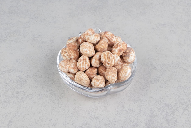 Deliziosi biscotti alla cannella nella ciotola sulla superficie di marmo
