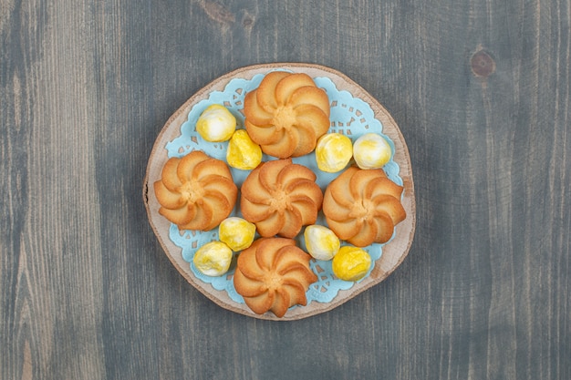 Deliziosi biscotti con caramelle dolci gialle