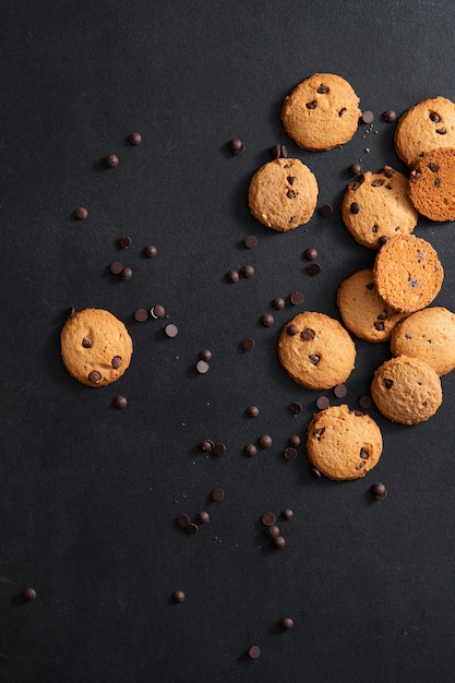 Deliziosi biscotti con gocce di cioccolato piatti