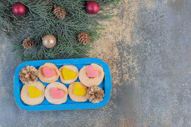 Deliziosi biscotti con marmellata di arance in un piatto blu. Foto di alta qualità