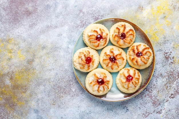 Deliziosi biscotti con marmellata di lamponi e lamponi freschi.