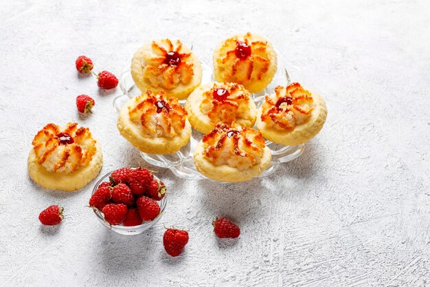 Deliziosi biscotti con marmellata di lamponi e lamponi freschi.