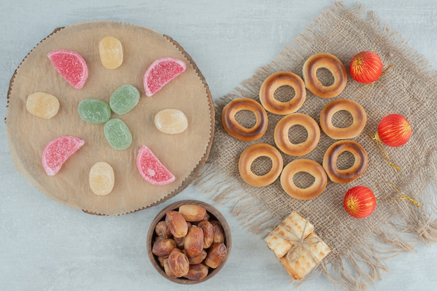 Deliziosi biscotti con palline di Natale su sackcloh. Foto di alta qualità