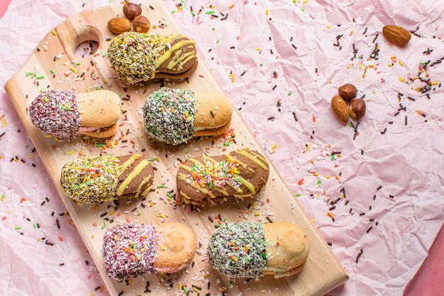 Deliziosi biscotti decorati su una superficie di legno