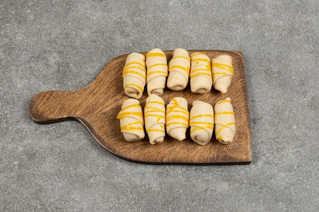 Deliziosi biscotti fatti in casa su tavola di legno