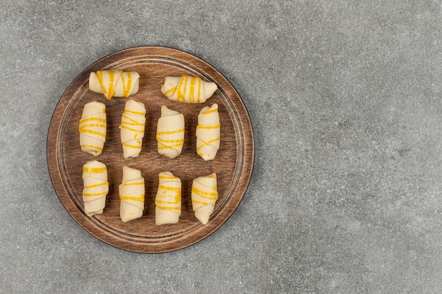 Deliziosi biscotti fatti in casa sul tagliere di legno