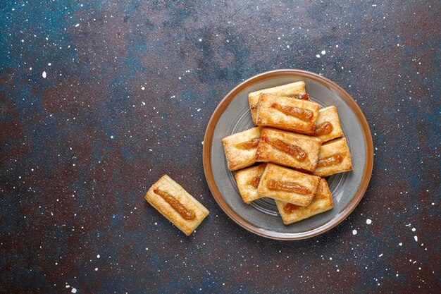 Deliziosi biscotti freschi con marmellata in cima.