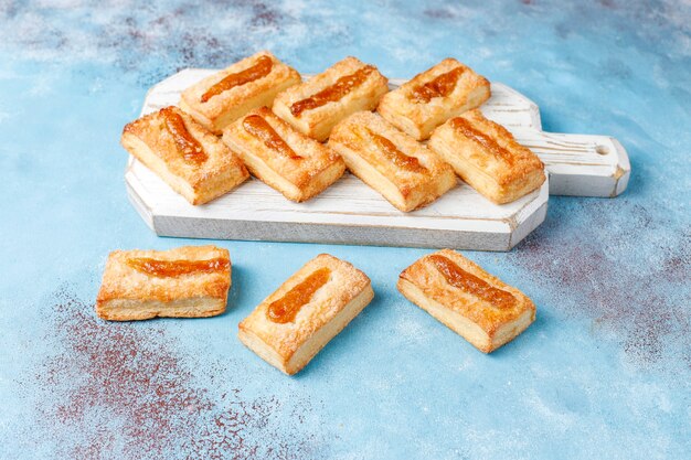 Deliziosi biscotti freschi con marmellata in cima.