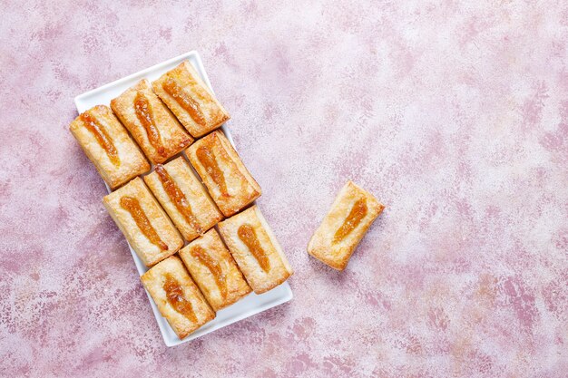 Deliziosi biscotti freschi con marmellata in cima.