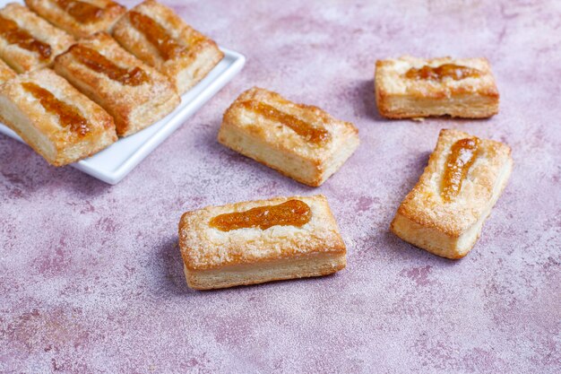 Deliziosi biscotti freschi con marmellata sopra.