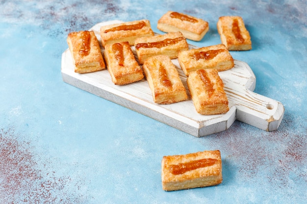 Deliziosi biscotti freschi con marmellata sopra.