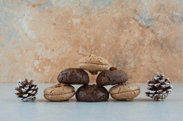 Deliziosi biscotti rotondi con pigne di Natale.