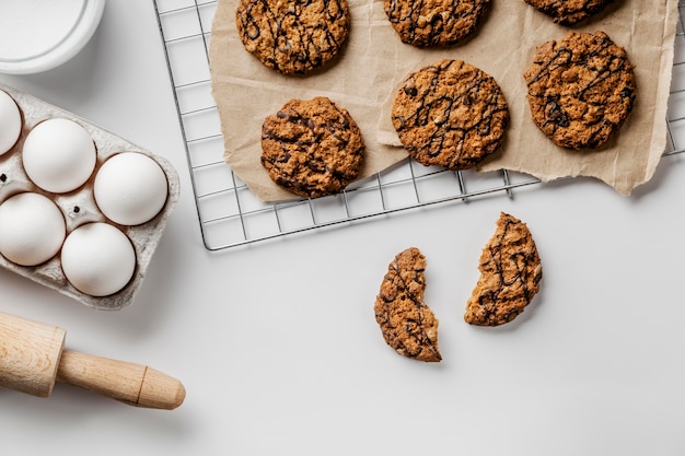 Deliziosi biscotti su carta da forno