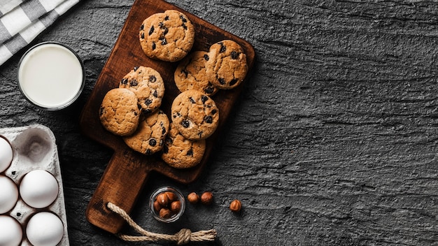 Deliziosi biscotti su tavola di legno e bicchiere di latte