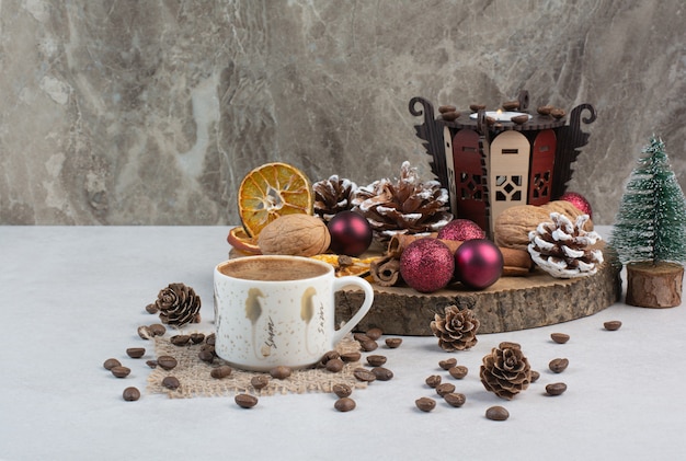 Deliziosi cracker e tazza di caffè sul piatto di legno. Foto di alta qualità