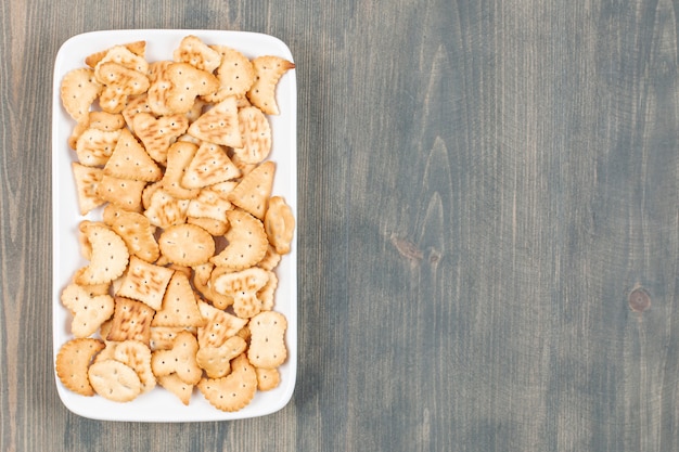 Deliziosi cracker freschi su un piatto bianco. Foto di alta qualità