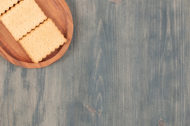 Deliziosi cracker freschi su una tavola di legno. Foto di alta qualità