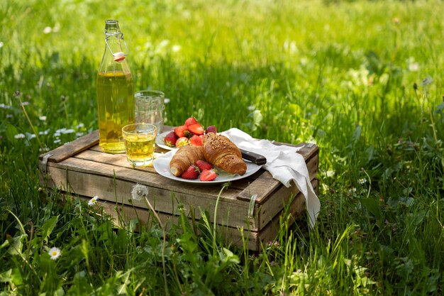 Deliziosi croissant e fragole ad alto angolo