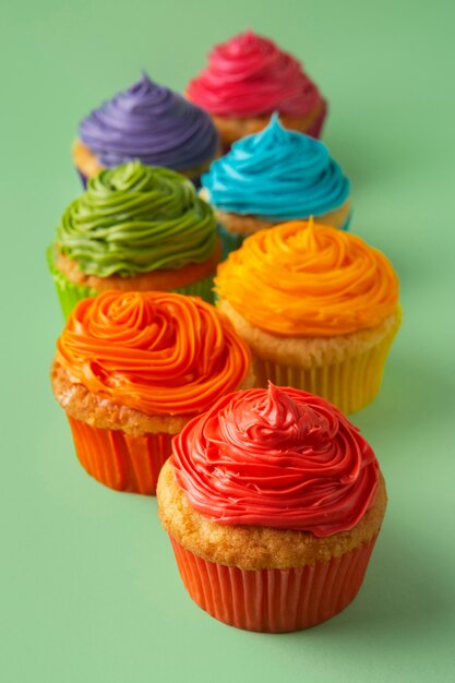 Deliziosi cupcakes arcobaleno ancora in vita