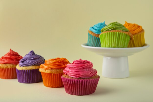 Deliziosi cupcakes arcobaleno ancora in vita
