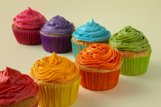 Deliziosi cupcakes arcobaleno ancora in vita