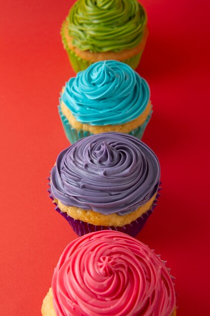 Deliziosi cupcakes arcobaleno ancora in vita