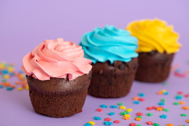 Deliziosi cupcakes colorati con glassa