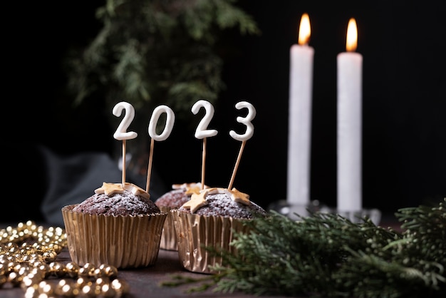 Deliziosi cupcakes e composizione di candele