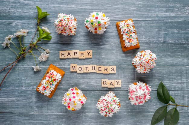 Deliziosi cupcakes fatti in casa con vari sprinkles e parole Happy Mothers Day
