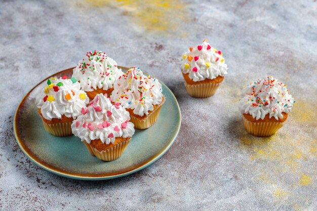 Deliziosi cupcakes fatti in casa con vari spruzzi