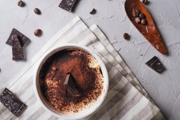 Deliziosi dessert al cioccolato in ciotola di ceramica bianca