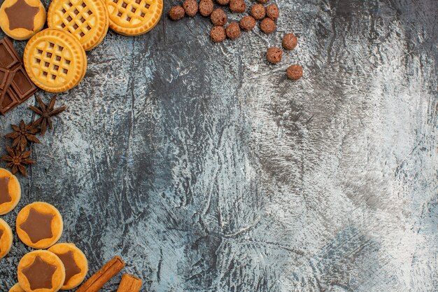 deliziosi dolci su grigio