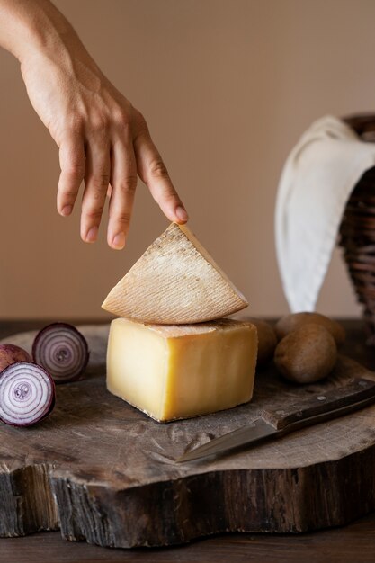 Deliziosi formaggio e cipolle su tavola di legno