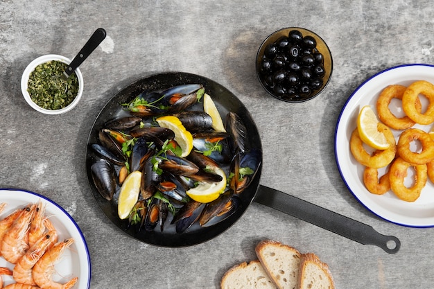 Deliziosi frutti di mare sul tavolo sopra la vista