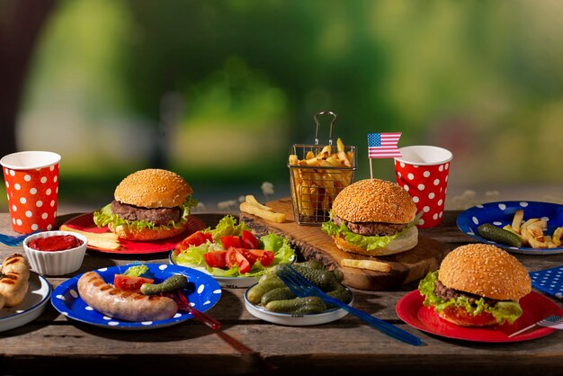 Deliziosi hamburger per la festa del lavoro degli Stati Uniti