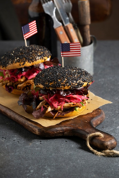 Deliziosi hamburger su tavola di legno