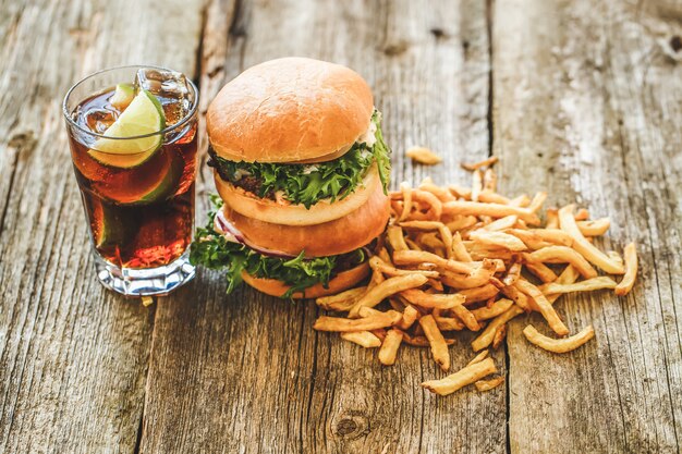 Deliziosi hamburger sul tavolo