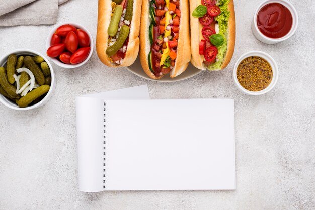 Deliziosi hot dog con vista dall'alto di verdure