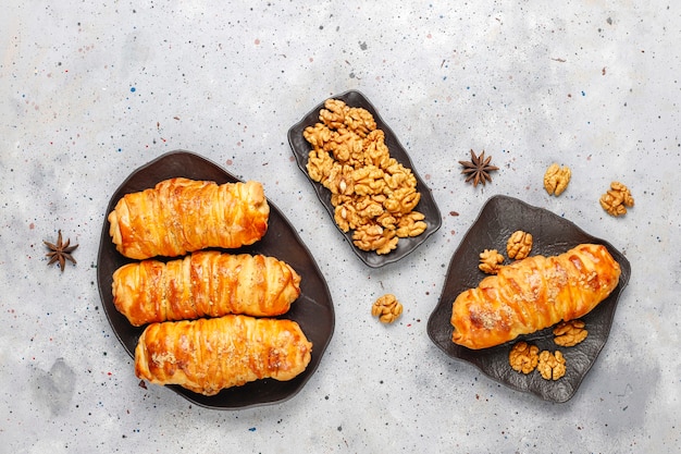 Deliziosi involtini di noci fatti in casa.