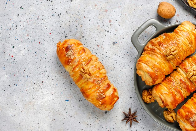 Deliziosi involtini di noci fatti in casa.