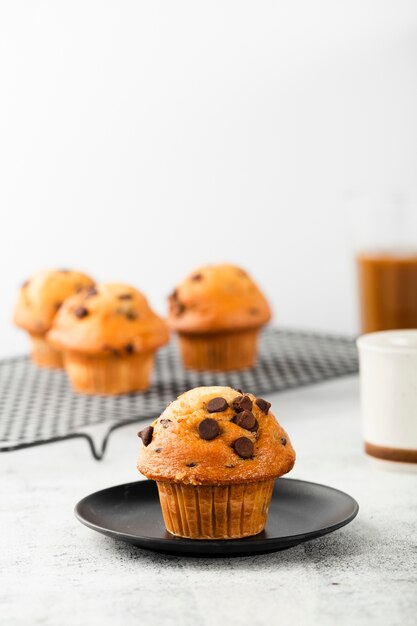 Deliziosi muffin al cioccolato appena appoggiati