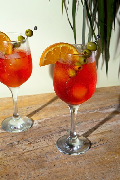 Deliziosi negroni ad alto angolo con olive