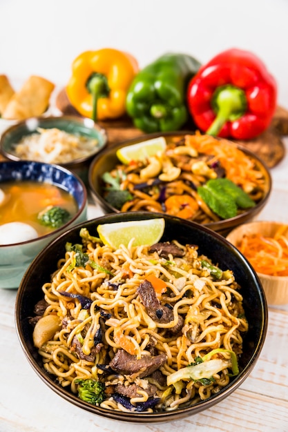 Deliziosi noodles e zuppe con peperoni sul tavolo