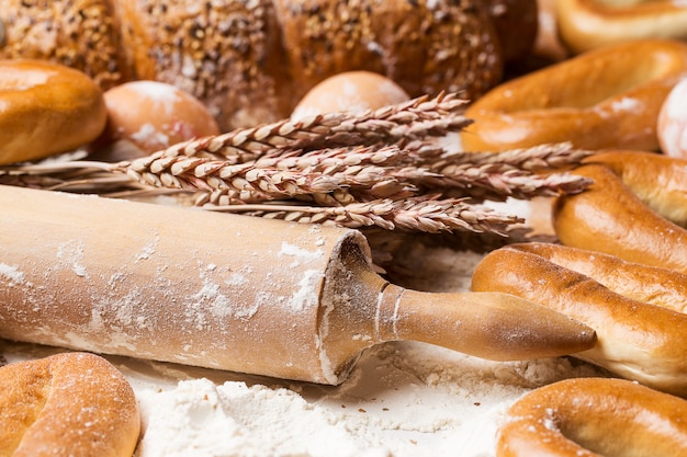 Deliziosi pane, bagel e uova sul tavolo