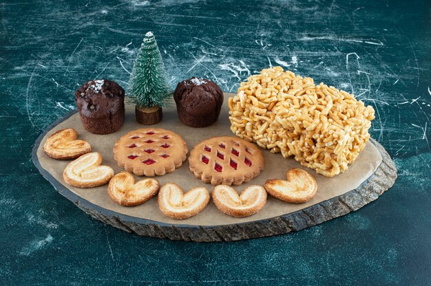 Deliziosi pasticcini vari su una tavola di legno. Foto di alta qualità