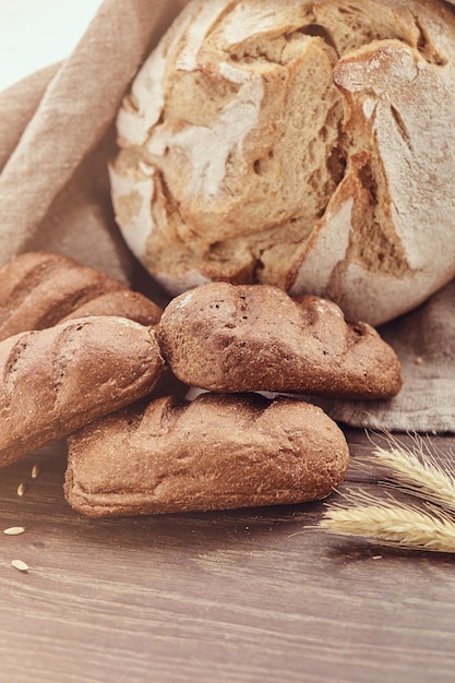 Deliziosi prodotti da forno freschi su fondo di legno. Foto ravvicinata di prodotti di pane appena sfornati.