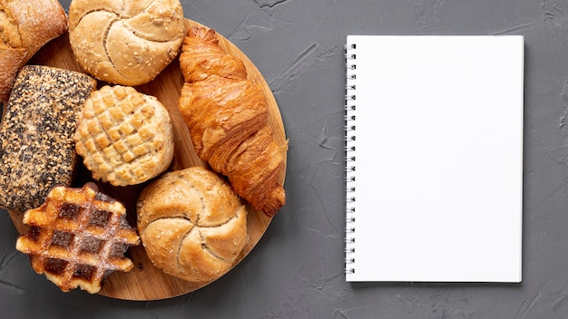 Deliziosi prodotti di pasticceria e un quaderno