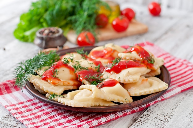 Deliziosi ravioli con salsa di pomodoro e aneto