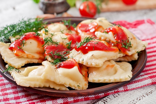 Deliziosi ravioli con salsa di pomodoro e aneto