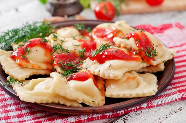 Deliziosi ravioli con salsa di pomodoro e aneto